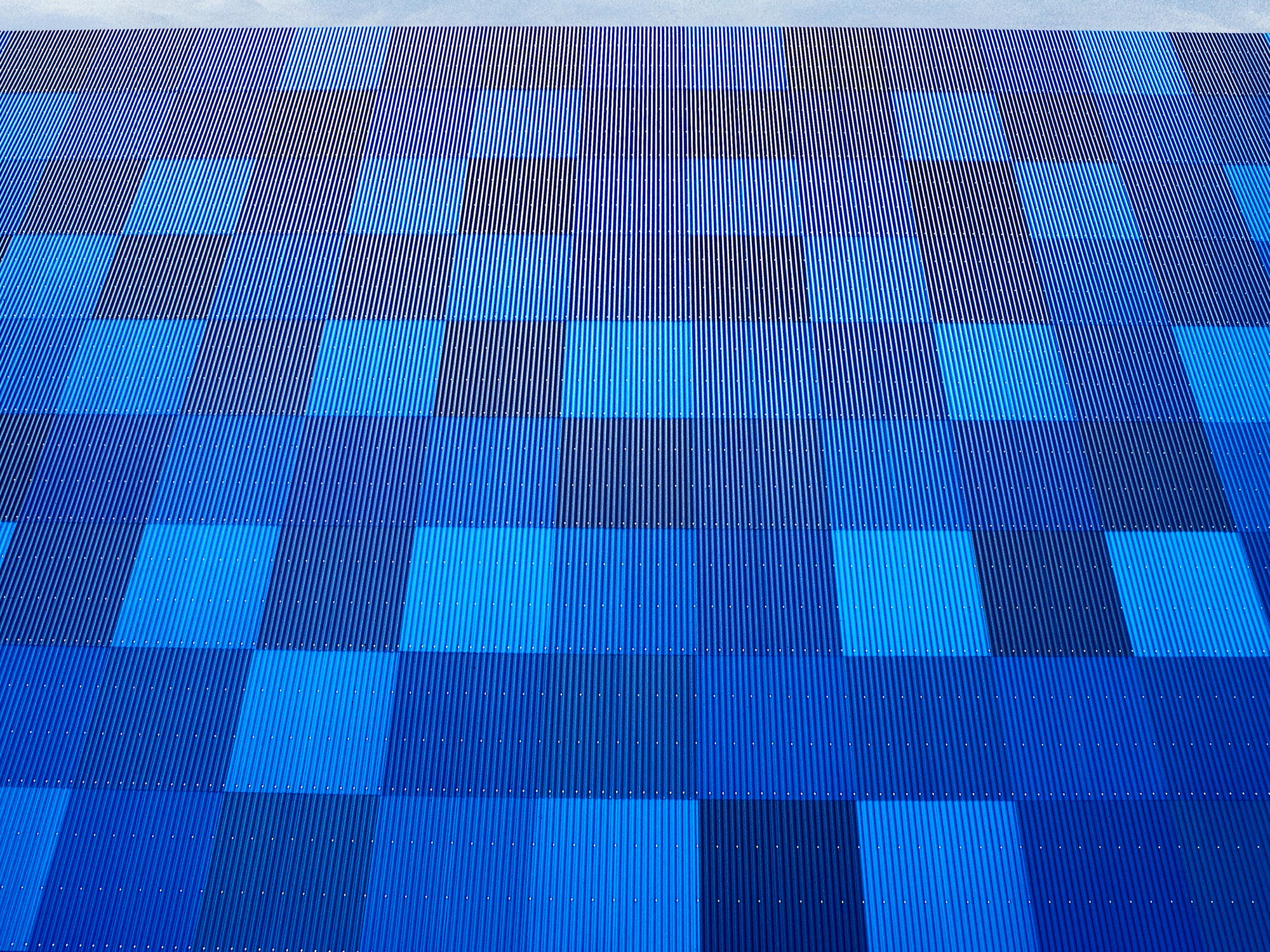 Hochregallager in Blau Eloxal